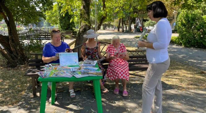 Летний читальный зал под открытым небом.