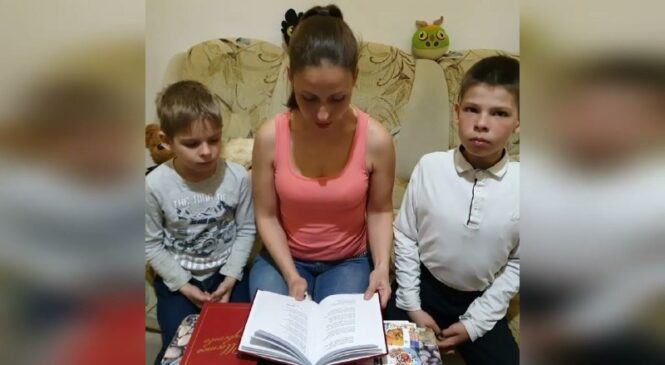Семья Кочинских-Лощилиных читает стихотворения Елизаветы Кочинской в рамках Все…